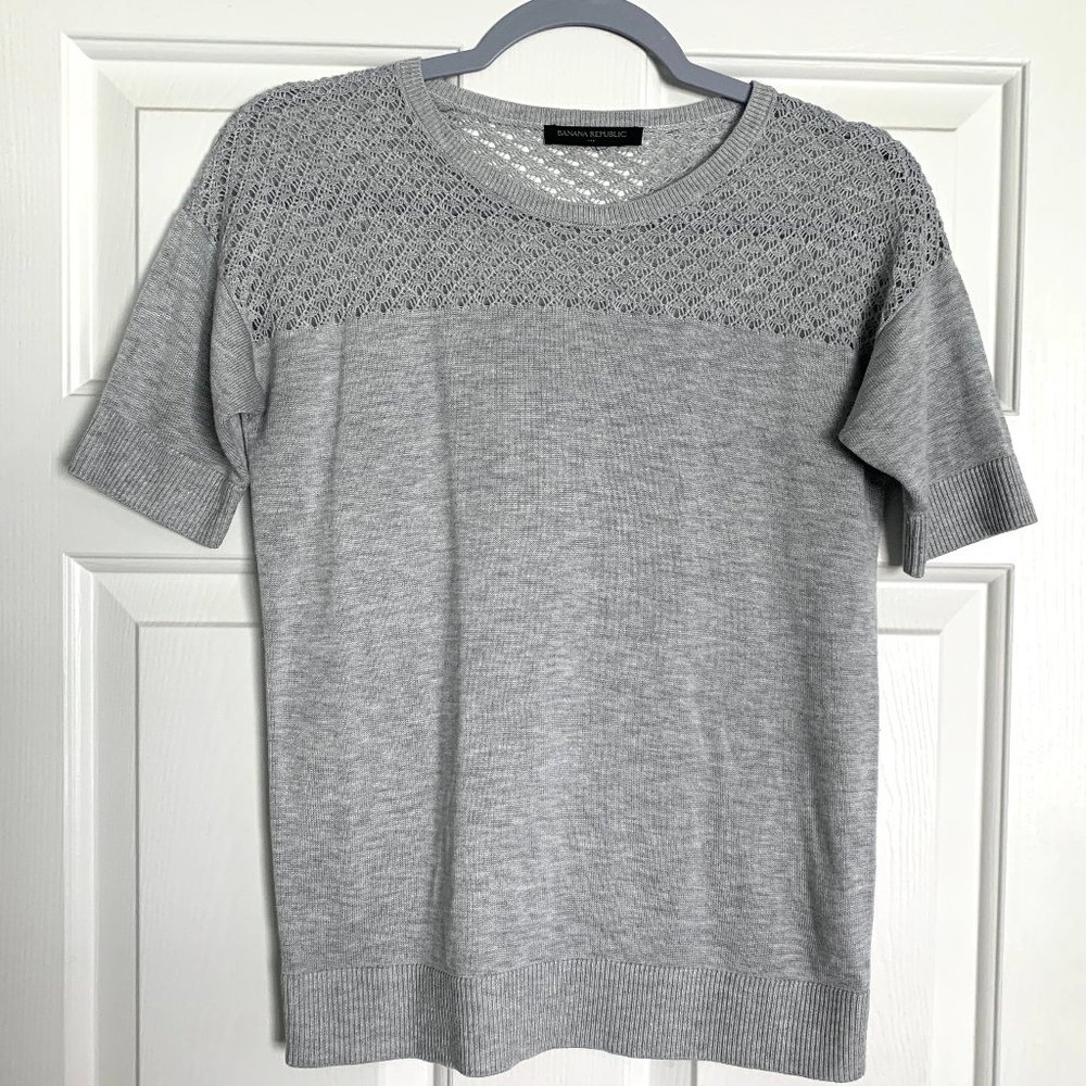BANANA REPUBLIC Women's Gray Short Sleeve Blouse Size XS Knit Top